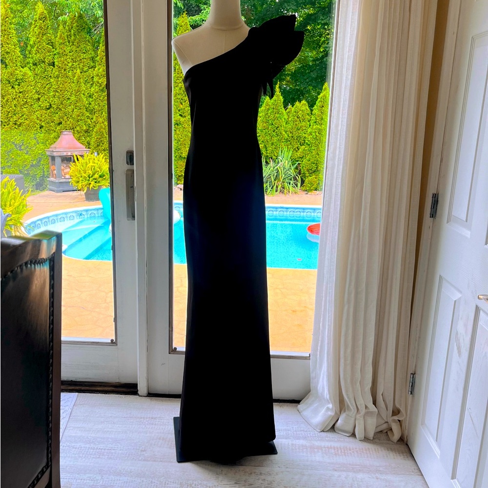 BETSEY AND ADAM “DAISY” SCUBA CREPE ONE SHOULDER DRESS 🥀